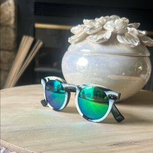 Illesteva Leonard 2 Sunglasses in Horn/Aqua Green